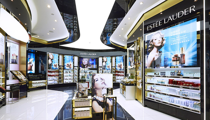 關(guān)稅下調(diào)引發(fā)進(jìn)口化妝品降價(jià)潮，市場(chǎng)銷(xiāo)售格局或?qū)⒅厮? class=